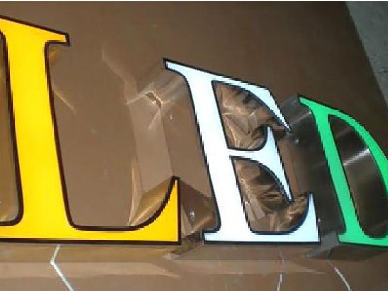 陇县介绍LED招牌的基础知识。
